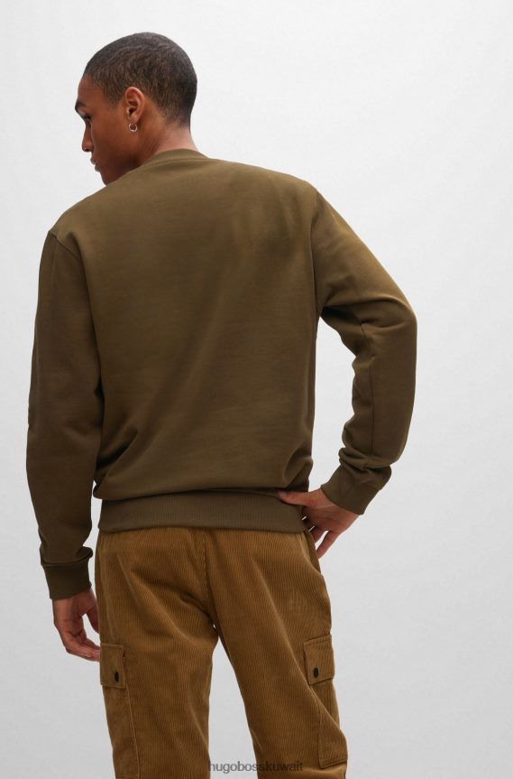 4TFNJN1452 أخضر غامق Hugo Boss سويت شيرت من قطن تيري باللون الأخضر الداكن مع شعار Hugo بإطار أحمر