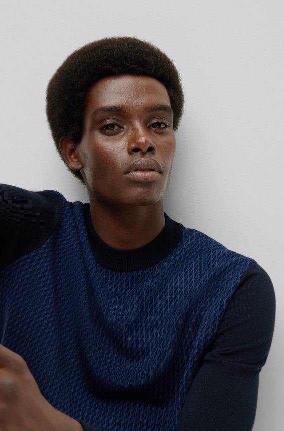 4TFNJN1461 أزرق غامق Hugo Boss سترة Hugo باللون الأزرق الداكن بياقة دائرية من قماش الجاكار المحبوك