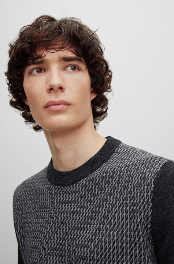 4TFNJN1463 رمادي فاتح Hugo Boss سترة بياقة دائرية من قماش الجاكار المحبوك باللون الرمادي الفاتح