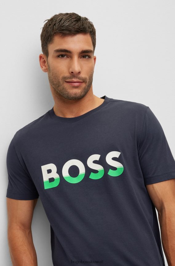 4TFNJN1473 أزرق غامق Hugo Boss تي شيرت هوغو من الجيرسي القطني باللون الأزرق الداكن مع طباعة شعار بألوان متعددة