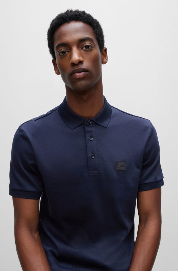 4TFNJN1506 أزرق غامق Hugo Boss قميص بولو من القطن العضوي من هوغو باللون الأزرق الداكن مع شارة الشعار