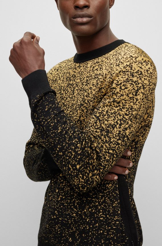 4TFNJN1510 منقوشة Hugo Boss سترة منقوشة ذات قصة عادية مع نمط هوغو باللونين الأسود والذهبي