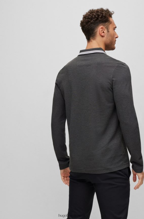 4TFNJN1528 الرمادي الداكن Hugo Boss قميص بولو من قطن بيكيه © باللون الرمادي الداكن مع ياقة بتفاصيل هوغو