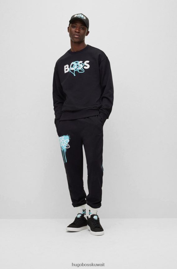 4TFNJN1531 أسود Hugo Boss هوغو قميص من النوع الثقيل من القطن ذو قصة مريحة باللون الأسود مع عمل فني بشعار الكتابة على الجدران