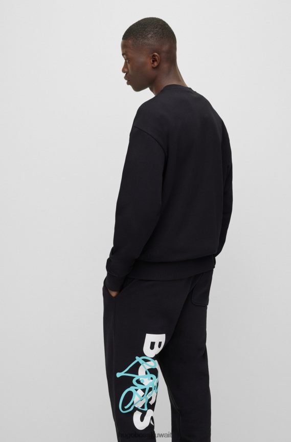 4TFNJN1531 أسود Hugo Boss هوغو قميص من النوع الثقيل من القطن ذو قصة مريحة باللون الأسود مع عمل فني بشعار الكتابة على الجدران