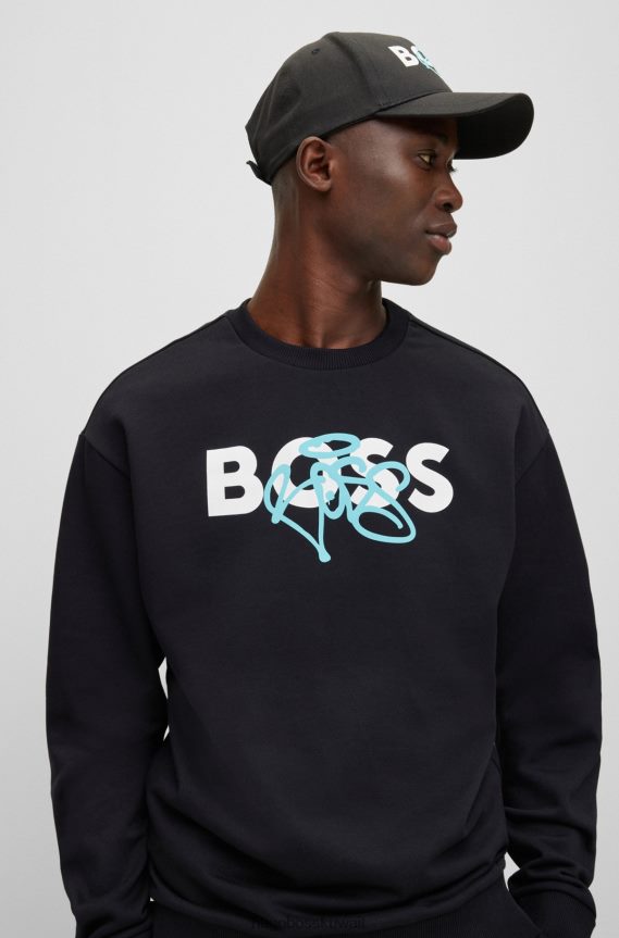 4TFNJN1531 أسود Hugo Boss هوغو قميص من النوع الثقيل من القطن ذو قصة مريحة باللون الأسود مع عمل فني بشعار الكتابة على الجدران