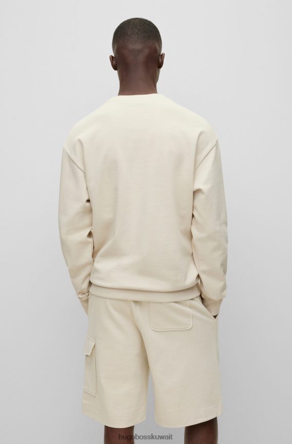 4TFNJN1532 البيج الفاتح Hugo Boss سويت شيرت من القطن من Hugo بقصة مريحة مع عمل فني بشعار جرافيتي باللون البيج الفاتح