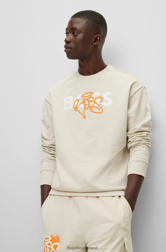 4TFNJN1532 البيج الفاتح Hugo Boss سويت شيرت من القطن من Hugo بقصة مريحة مع عمل فني بشعار جرافيتي باللون البيج الفاتح