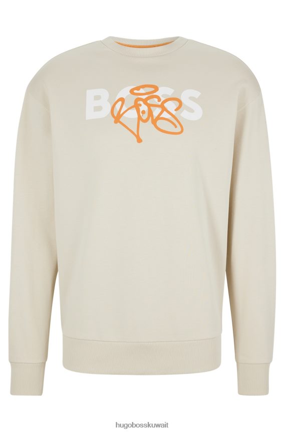 4TFNJN1532 البيج الفاتح Hugo Boss سويت شيرت من القطن من Hugo بقصة مريحة مع عمل فني بشعار جرافيتي باللون البيج الفاتح