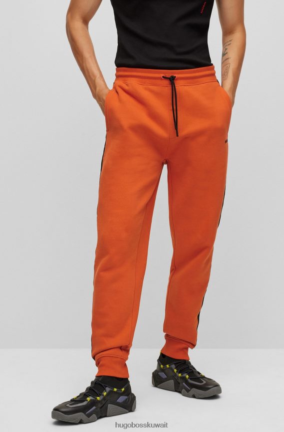 4TFNJN1573 برتقالي قاتم Hugo Boss بدلة رياضية من القطن العضوي باللون البرتقالي الداكن مع شريط الشعار
