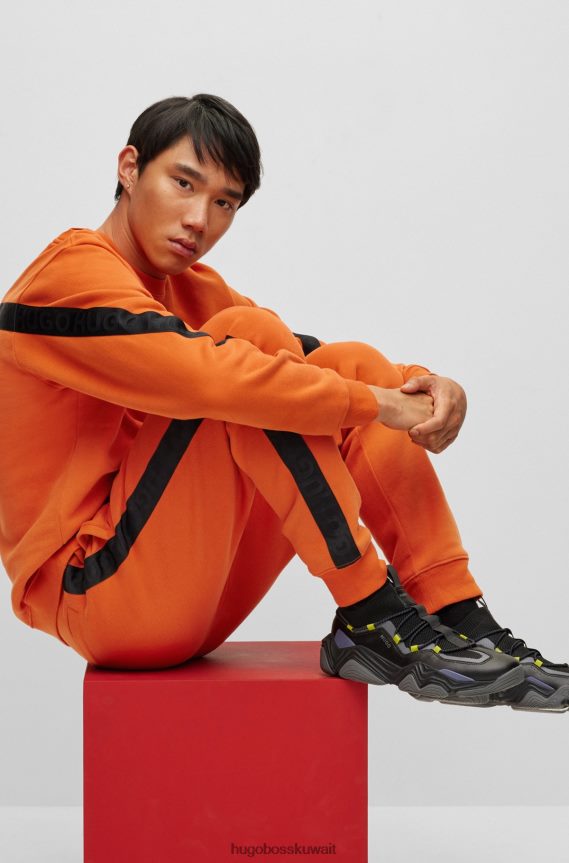 4TFNJN1573 برتقالي قاتم Hugo Boss بدلة رياضية من القطن العضوي باللون البرتقالي الداكن مع شريط الشعار