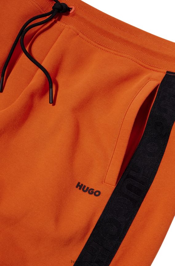 4TFNJN1573 برتقالي قاتم Hugo Boss بدلة رياضية من القطن العضوي باللون البرتقالي الداكن مع شريط الشعار