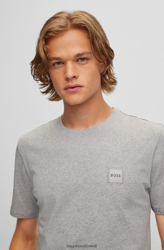 4TFNJN1588 رمادي فاتح Hugo Boss تي شيرت مريح مصنوع من قطن الجيرسيه مع رقعة شعار هوغو باللون الرمادي الفاتح