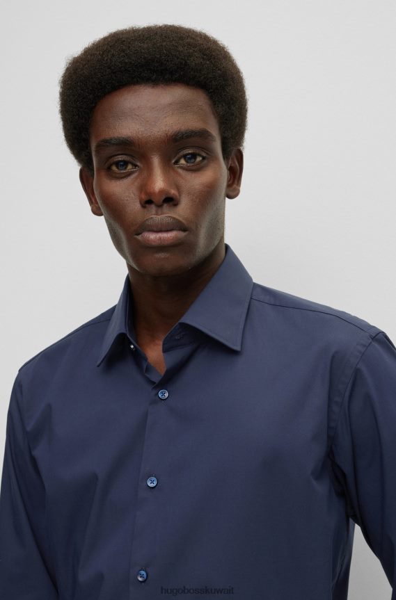 4TFNJN1603 أزرق غامق Hugo Boss قميص هوغو باللون الأزرق الداكن بقصّة عادية مصنوع من قماش البوبلين القطني المطاطي سهل الكي