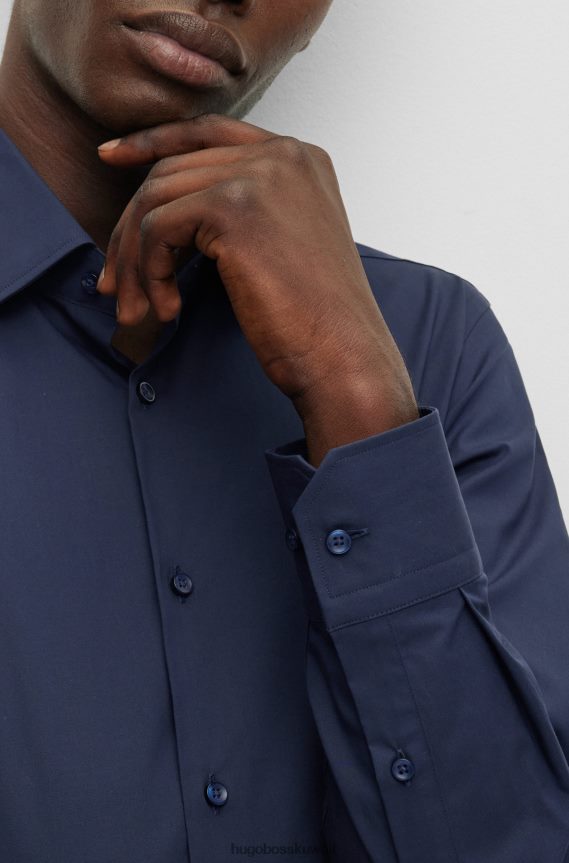 4TFNJN1603 أزرق غامق Hugo Boss قميص هوغو باللون الأزرق الداكن بقصّة عادية مصنوع من قماش البوبلين القطني المطاطي سهل الكي