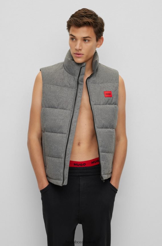 4TFNJN1607 رمادي Hugo Boss جيليه طارد للماء بقصة ضيقة مع شعار أحمر اللون، رمادي Hugo