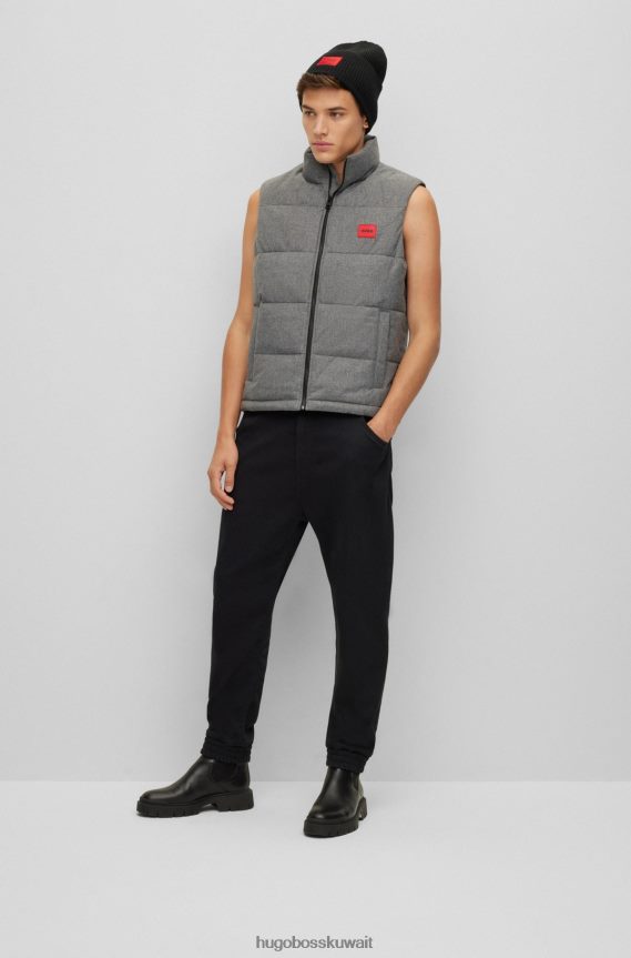 4TFNJN1607 رمادي Hugo Boss جيليه طارد للماء بقصة ضيقة مع شعار أحمر اللون، رمادي Hugo