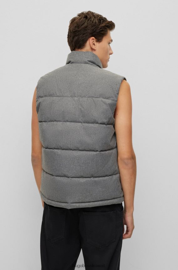 4TFNJN1607 رمادي Hugo Boss جيليه طارد للماء بقصة ضيقة مع شعار أحمر اللون، رمادي Hugo