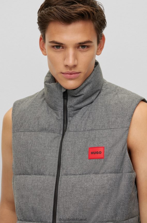 4TFNJN1607 رمادي Hugo Boss جيليه طارد للماء بقصة ضيقة مع شعار أحمر اللون، رمادي Hugo