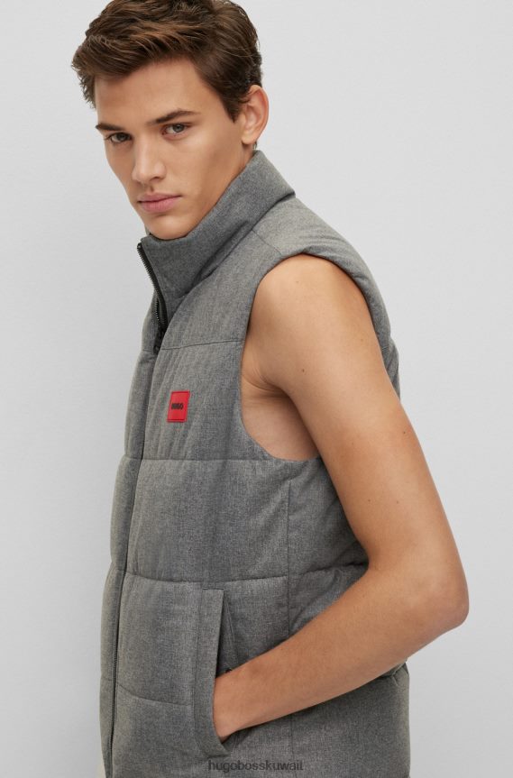 4TFNJN1607 رمادي Hugo Boss جيليه طارد للماء بقصة ضيقة مع شعار أحمر اللون، رمادي Hugo