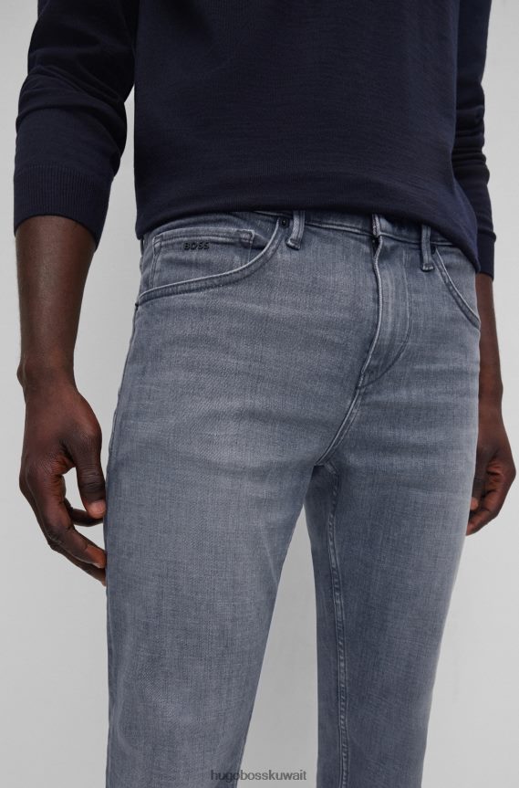 4TFNJN1609 رمادي Hugo Boss بنطال جينز رمادي بقصّة ضيّقة للغاية من قماش الدنيم الرمادي بلمسة من الكشمير