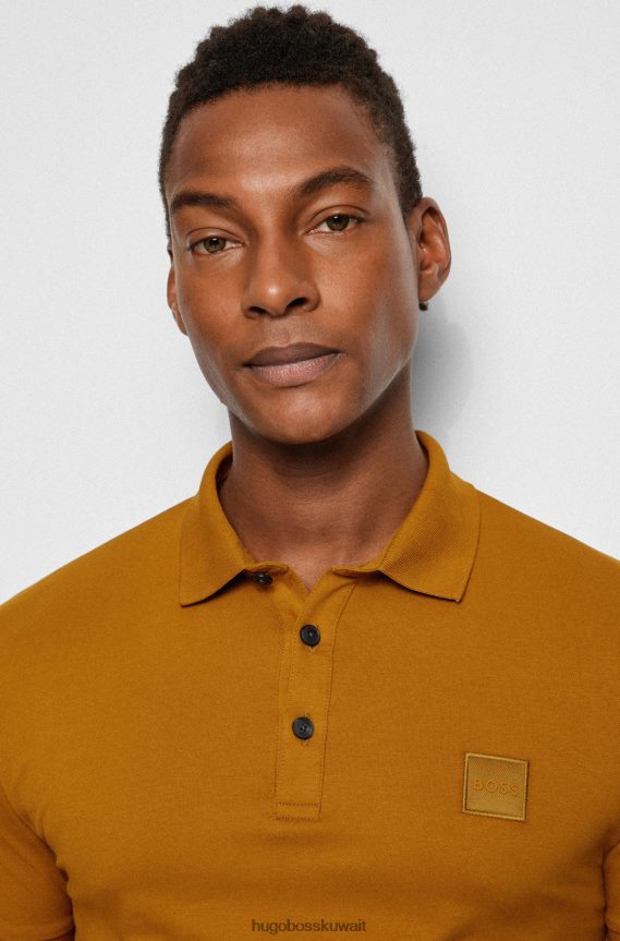 4TFNJN1623 اللون البيج Hugo Boss قميص بولو هوغو من القطن المطاطي ذو قصة ضيقة باللون البيج مع رقعة الشعار