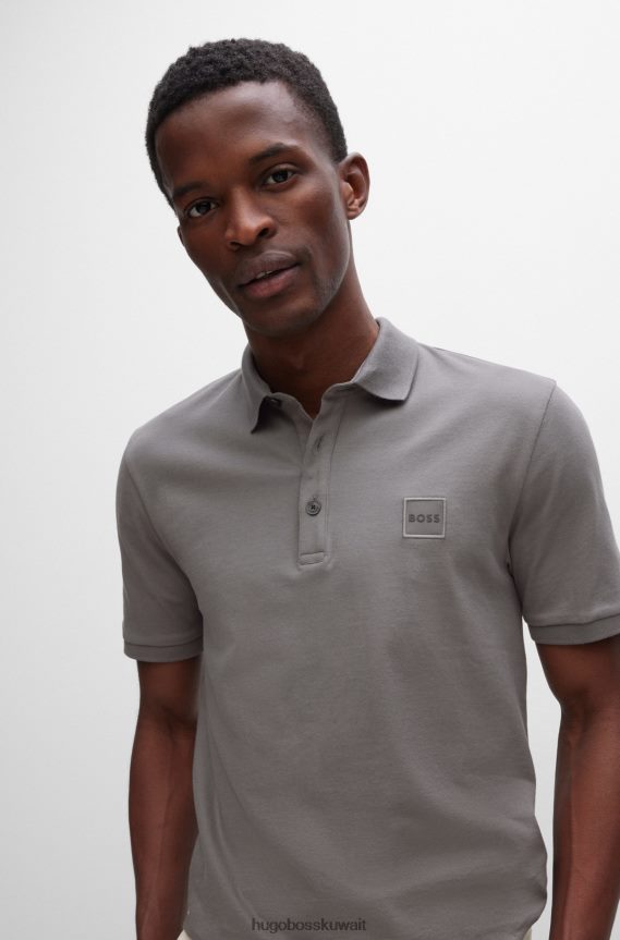 4TFNJN1626 الرمادي الداكن Hugo Boss قميص بولو من القطن المطاطي بقصة ضيقة مع رقعة شعار باللون الرمادي الداكن