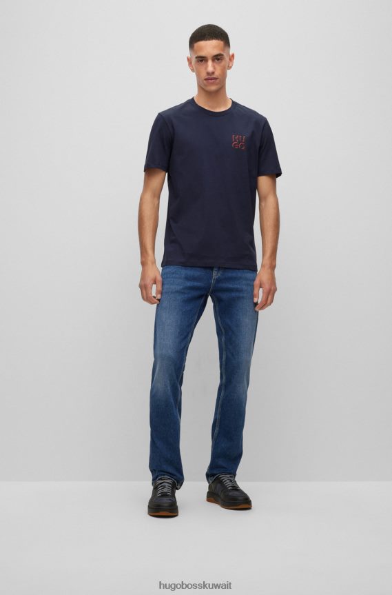 4TFNJN1659 أزرق غامق Hugo Boss تي شيرت هوغو من قطن الجيرسي باللون الأزرق الداكن مع طباعة شعار مكدس