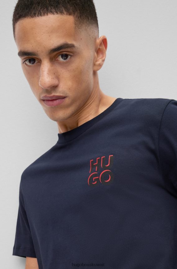 4TFNJN1659 أزرق غامق Hugo Boss تي شيرت هوغو من قطن الجيرسي باللون الأزرق الداكن مع طباعة شعار مكدس