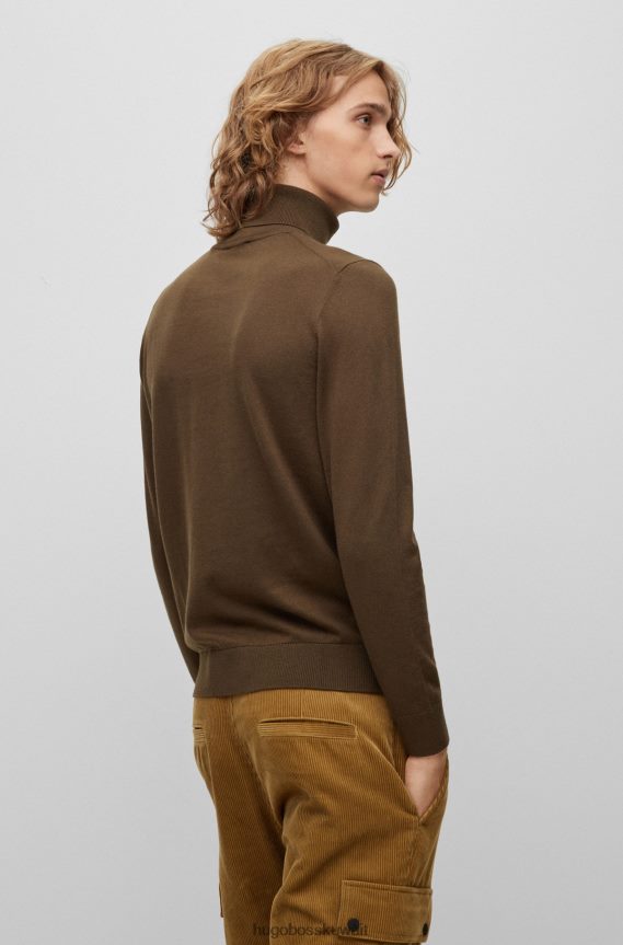 4TFNJN1667 بني غامق Hugo Boss سترة هوغو من مزيج القطن مع شعار الصدر باللون البني الداكن