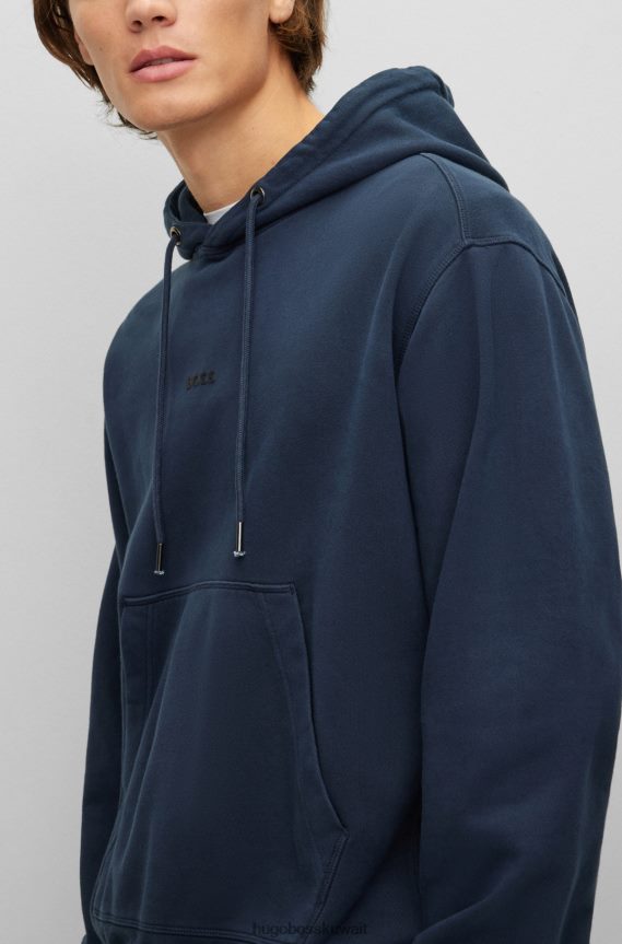 4TFNJN1677 أزرق غامق Hugo Boss سترة بغطاء للرأس من قطن تيري مصبوغ باللون الأزرق الداكن مع شعار متناغم