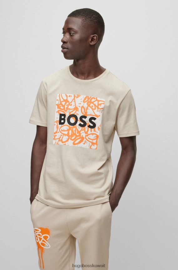 4TFNJN1691 البيج الفاتح Hugo Boss تيشيرت هوغو من الجيرسي القطني مع شعار ورسوم جرافيتي باللون البيج الفاتح
