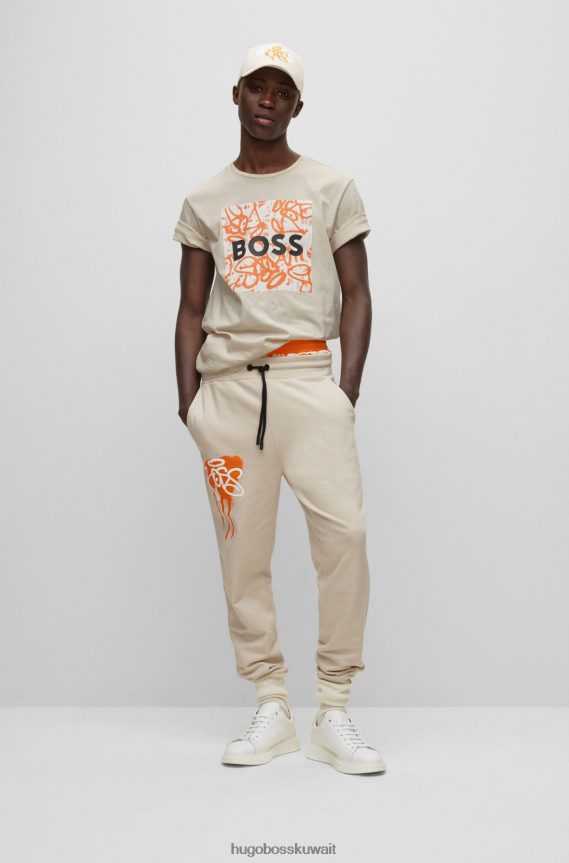4TFNJN1691 البيج الفاتح Hugo Boss تيشيرت هوغو من الجيرسي القطني مع شعار ورسوم جرافيتي باللون البيج الفاتح