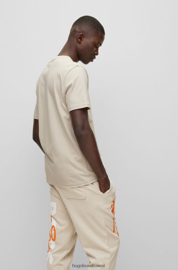 4TFNJN1691 البيج الفاتح Hugo Boss تيشيرت هوغو من الجيرسي القطني مع شعار ورسوم جرافيتي باللون البيج الفاتح