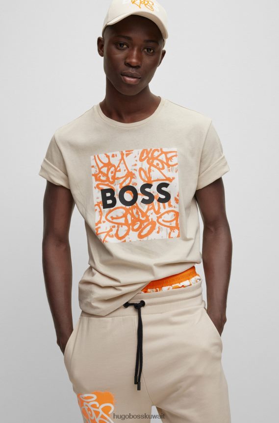 4TFNJN1691 البيج الفاتح Hugo Boss تيشيرت هوغو من الجيرسي القطني مع شعار ورسوم جرافيتي باللون البيج الفاتح