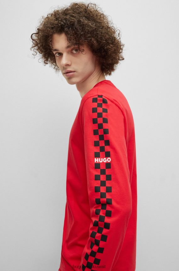 4TFNJN1717 أحمر Hugo Boss تي شيرت من الجيرسي القطني باللون الأحمر مع أكمام عمل فني بشعار Hugo