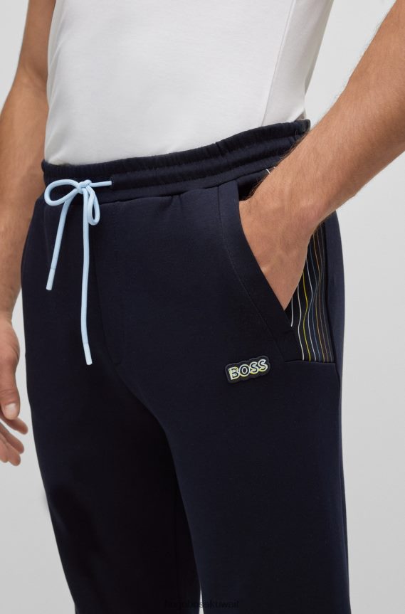 4TFNJN1732 أزرق غامق Hugo Boss بدلة رياضية من مزيج القطن باللون الأزرق الداكن من Hugo مع تفاصيل مخططة متعددة الألوان