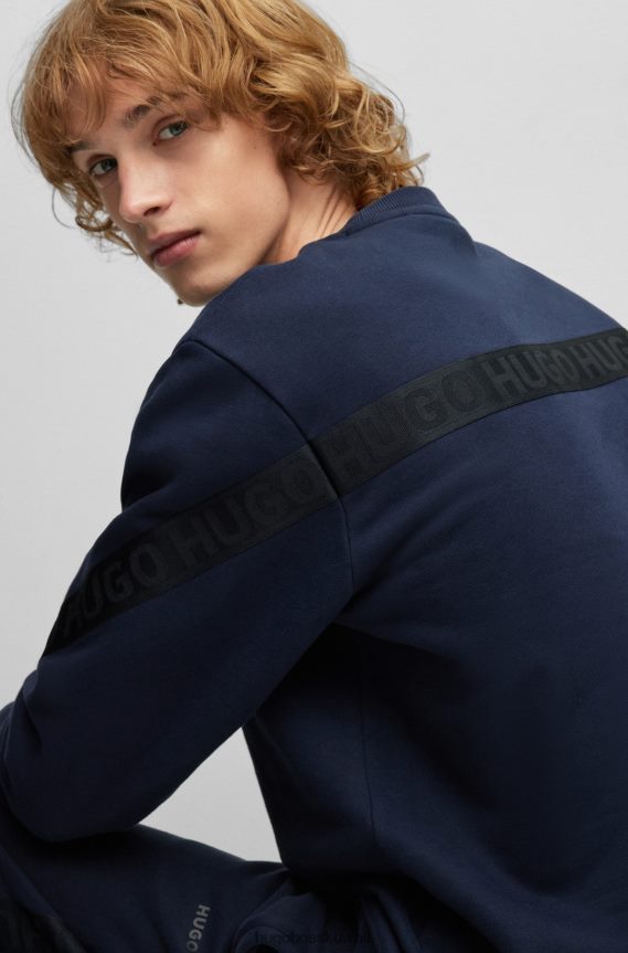 4TFNJN1762 أزرق غامق Hugo Boss سويت شيرت من القطن العضوي باللون الأزرق الداكن من Hugo مزين بشريط الشعار