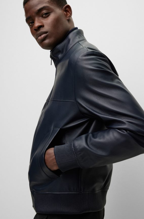 4TFNJN1798 أزرق غامق Hugo Boss سترة بومبر من جلد نابا هوغو باللون الأزرق الداكن