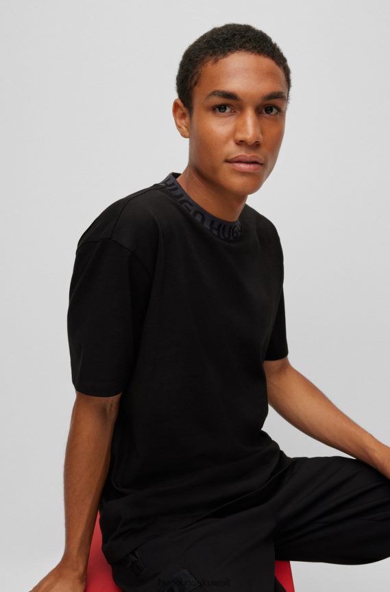 4TFNJN1800 أسود Hugo Boss تيشيرت هوغو من الجيرسي القطني باللون الأسود مع ياقة منسوجة بشعار الماركة