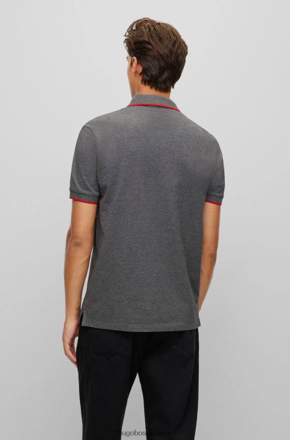 4TFNJN1807 الرمادي الداكن Hugo Boss قميص بولو رمادي داكن من قطن بيكيه © بقصة ضيقة مع ملصق شعار أحمر