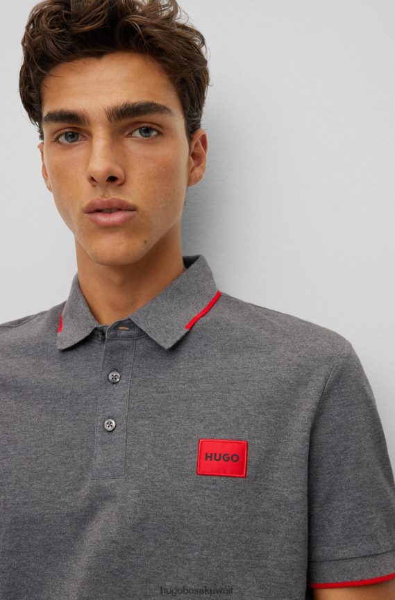 4TFNJN1807 الرمادي الداكن Hugo Boss قميص بولو رمادي داكن من قطن بيكيه © بقصة ضيقة مع ملصق شعار أحمر