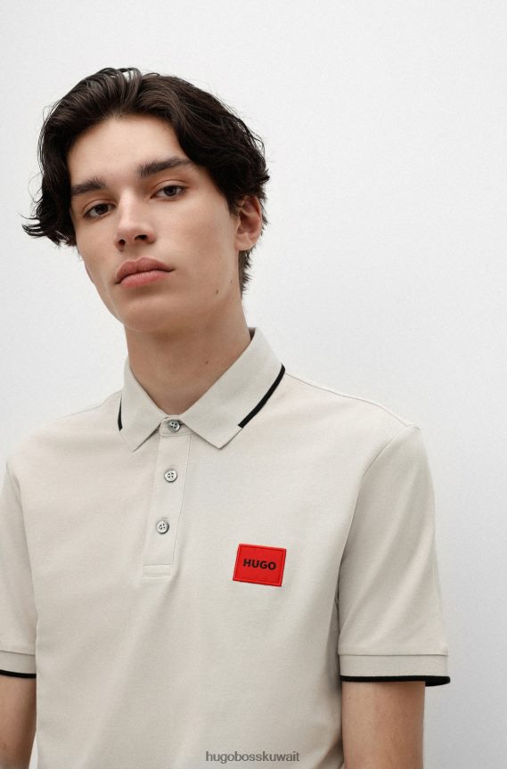 4TFNJN1811 البيج الفاتح Hugo Boss قميص بولو بقصة ضيقة من قطن بيكيه © باللون البيج الفاتح مع شعار هوغو باللون الأحمر