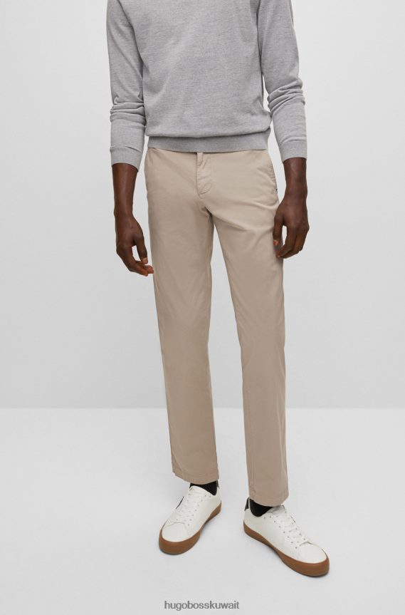 4TFNJN1821 البيج الفاتح Hugo Boss هوغو بنطال تشينو بقصة عادية مصنوع من قطن الجبردين المطاطي باللون البيج الفاتح