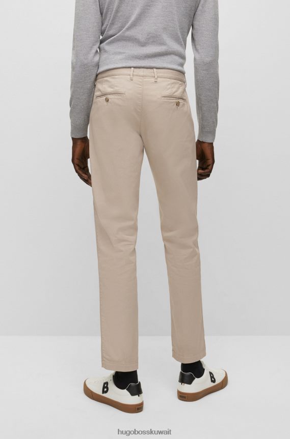 4TFNJN1821 البيج الفاتح Hugo Boss هوغو بنطال تشينو بقصة عادية مصنوع من قطن الجبردين المطاطي باللون البيج الفاتح