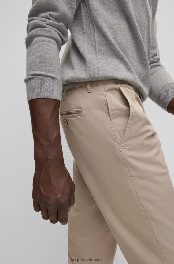 4TFNJN1821 البيج الفاتح Hugo Boss هوغو بنطال تشينو بقصة عادية مصنوع من قطن الجبردين المطاطي باللون البيج الفاتح