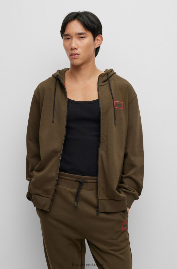 4TFNJN1849 أخضر غامق Hugo Boss سترة بغطاء للرأس بسحاب من قماش تيري الفرنسي مع شعار هوغو بإطار باللون الأخضر الداكن