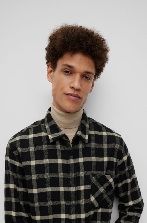 4TFNJN1875 أسود Hugo Boss قميص Hugo ذو المقاس العادي مصنوع من قماش الفانيلا المصنوع من القطن العضوي باللون الأسود