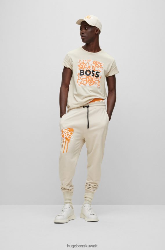 4TFNJN1905 البيج الفاتح Hugo Boss هوغو بنطلون رياضي مريح باللون البيج الفاتح مع أعمال فنية على الجدران