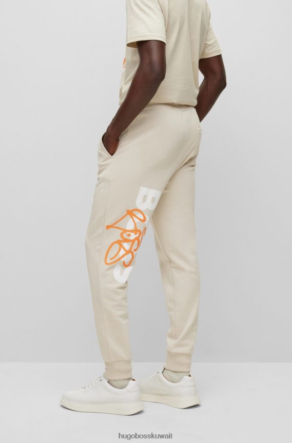 4TFNJN1905 البيج الفاتح Hugo Boss هوغو بنطلون رياضي مريح باللون البيج الفاتح مع أعمال فنية على الجدران